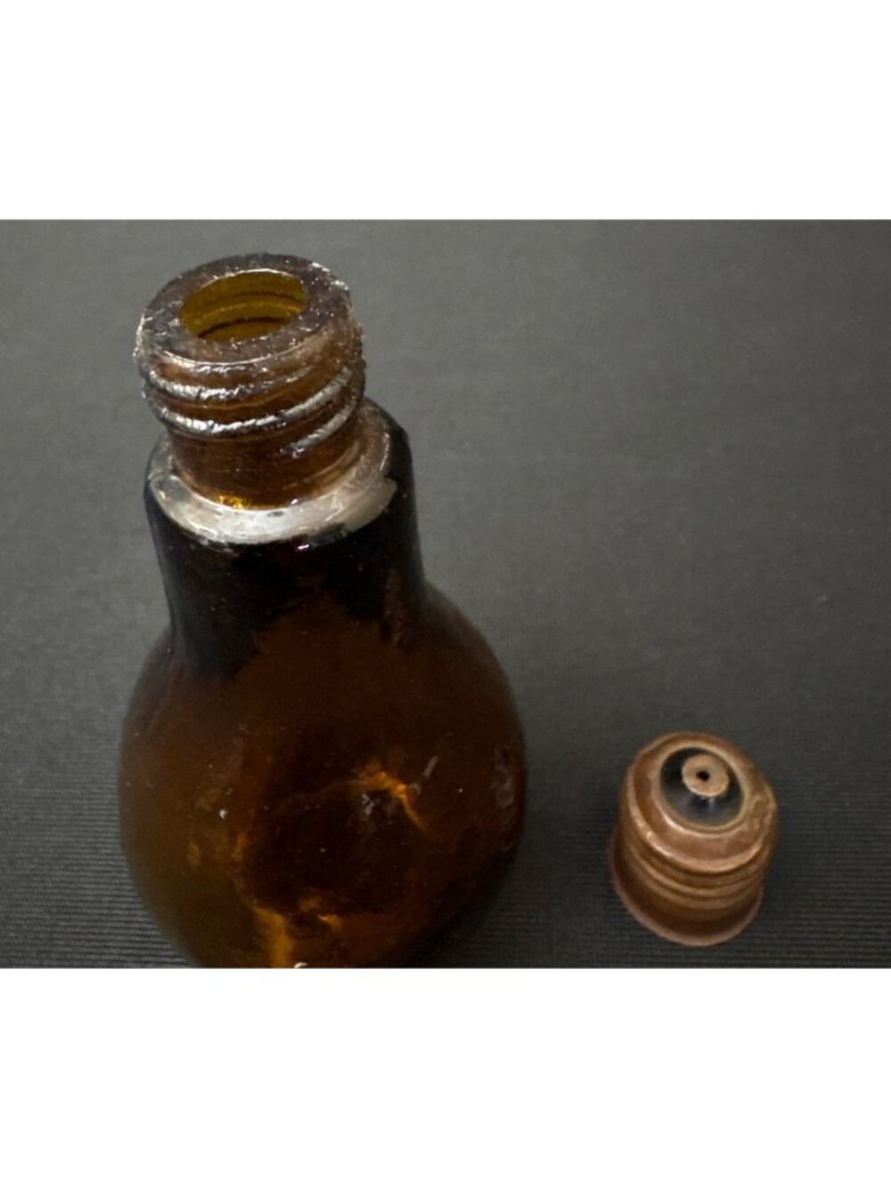 Vintage Amber Glass Light Bulb Bottle Salt Pepper Shaker Metal Lid Brass Bronze - Picture 16 of 16